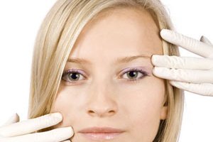 بوتاکس نام اختصاری سم بوتولیسم است. تزریق مقدار کمی از این ماده بطور مستقیم در ماهیچه فعالیت آن را کم کرده و خطوطی را که نتیجه پرکاری آن روی صورت به وجود می آید از بین می برد در نتیجه صورت جوان تر و شاداب تر به نظر می رسد. یك روش سریع و نسبتا غیر تهاجمی است.